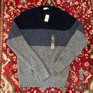 NWT men’s color block V-neck sweater. Blue. SZ M